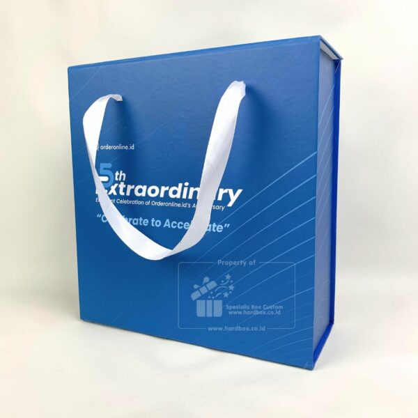 Packaging Box Berbahan Hardbox Dengan Model Pengunci Magnet Dan Tali Sebagai Handle 3