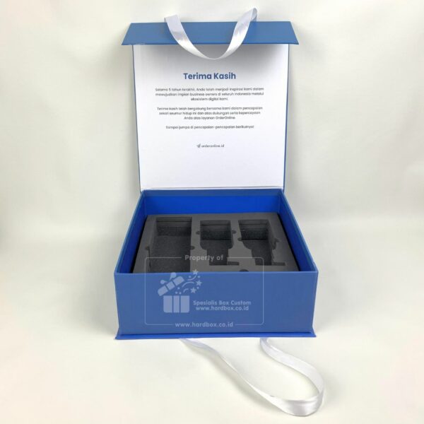Packaging Box Berbahan Hardbox Dengan Model Pengunci Magnet Dan Tali Sebagai Handle 4