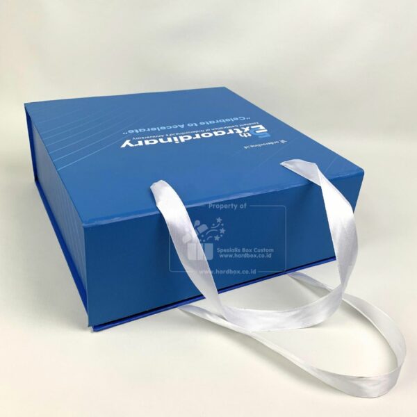 Packaging Box Berbahan Hardbox Dengan Model Pengunci Magnet Dan Tali Sebagai Handle 5