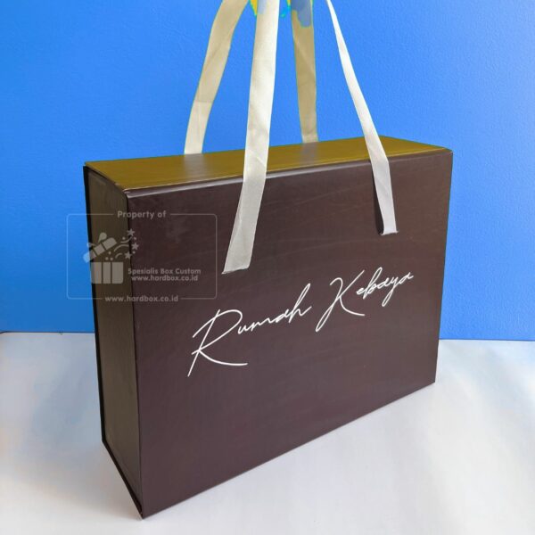 Packaging Box Berbahan Hardbox Dengan Model Pengunci Magnet Dan Tali Sebagai Handle (7)