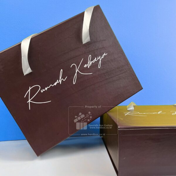 Packaging Box Berbahan Hardbox Dengan Model Pengunci Magnet Dan Tali Sebagai Handle (8)