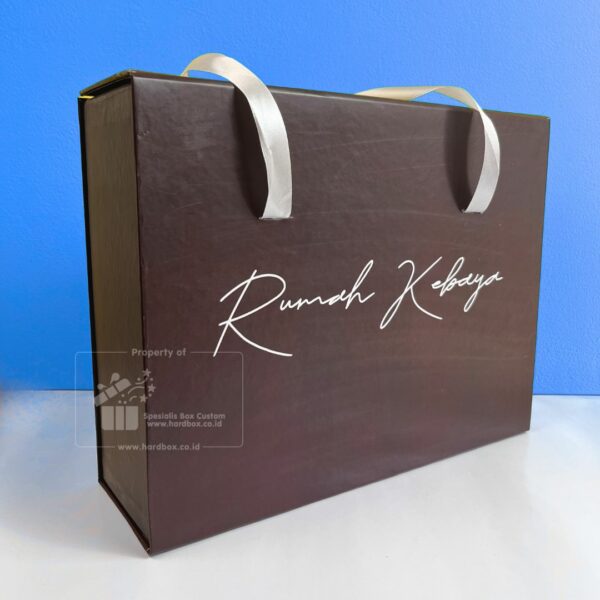 Packaging Box Berbahan Hardbox Dengan Model Pengunci Magnet Dan Tali Sebagai Handle (9)