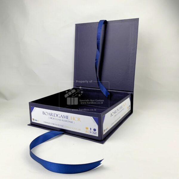 Packaging Hardbox Mekanisme Pembukaan Model Buku Dengan Desain Logo Custom 7