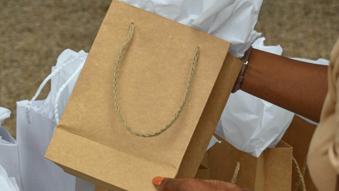 kemasan ramah lingkungan hadiah lomba paper bag coklat hardbox.co.id