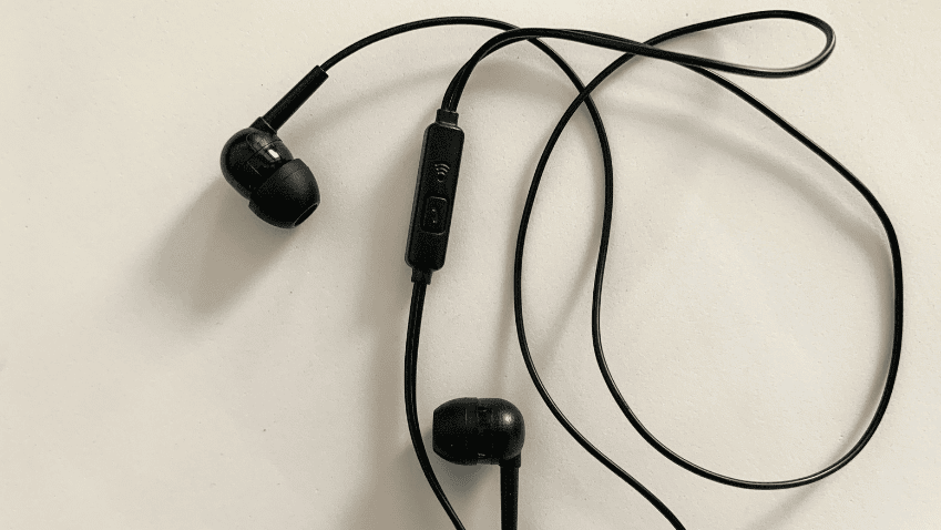 Perbedaan TWS Earphone Earbuds AirPods earbuds hardbox.co.id