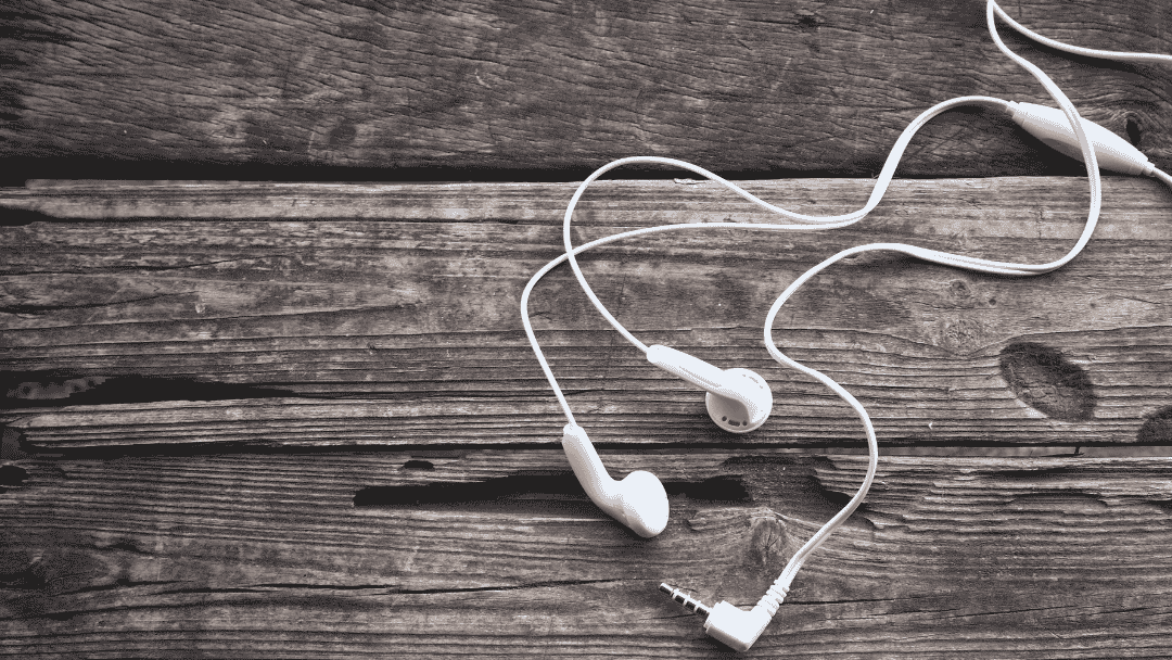 Perbedaan TWS Earphone Earbuds AirPods cover hardbox.co.id